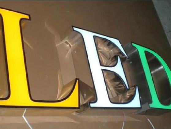 浦北介绍LED招牌的基础知识。